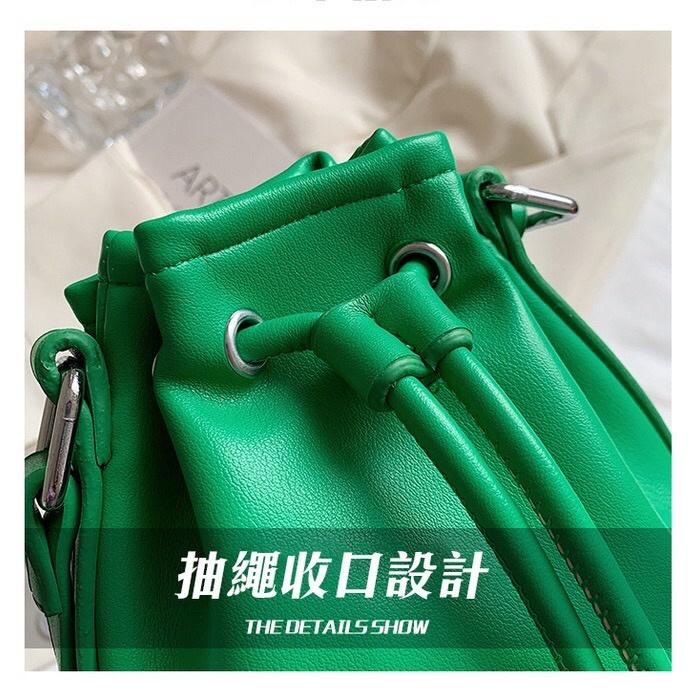 [現貨在台] 抽繩束口軟皮革手機包 肩背包 隨身包 縮口包 4色 附贈防塵袋-細節圖6