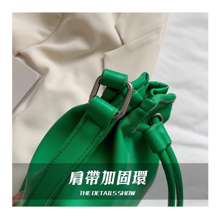 [現貨在台] 抽繩束口軟皮革手機包 肩背包 隨身包 縮口包 4色 附贈防塵袋-細節圖7