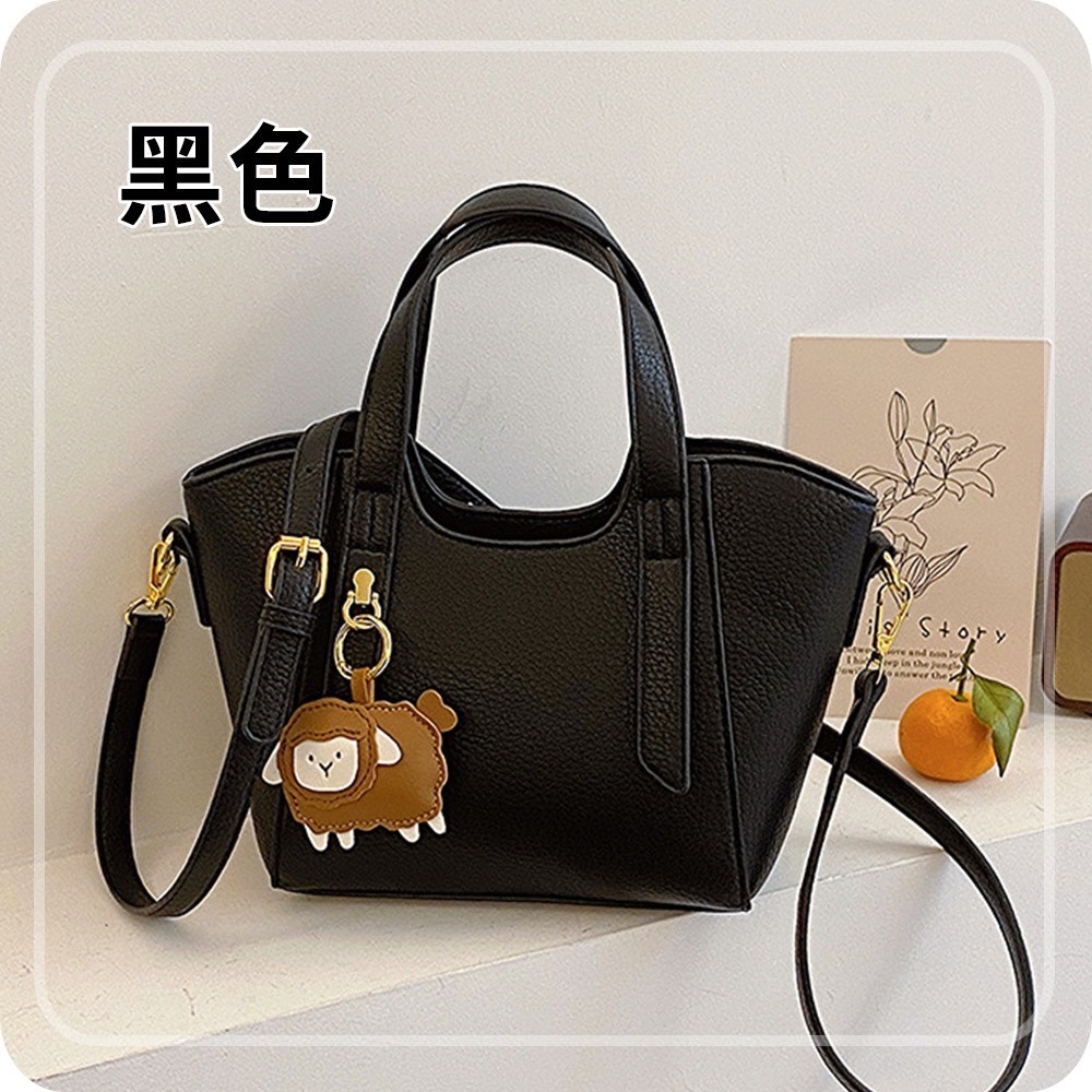 可愛掛件荔枝紋質感斜跨皮革包 肩背包 側背包 4色可選-規格圖9