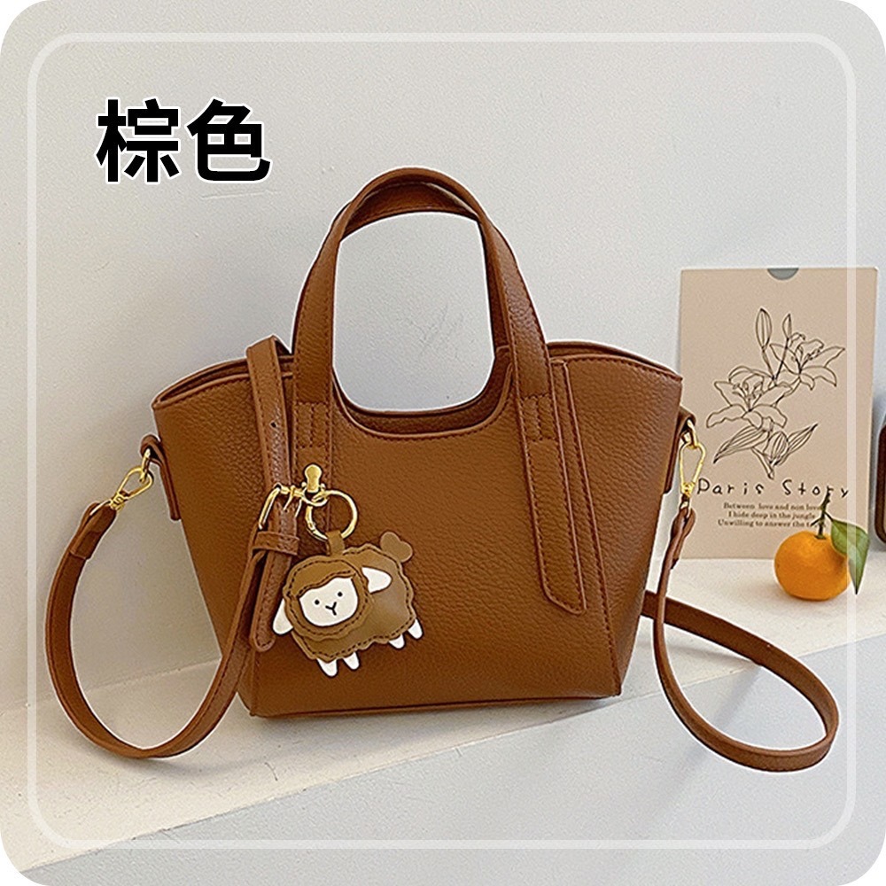 可愛掛件荔枝紋質感斜跨皮革包 肩背包 側背包 4色可選-規格圖9
