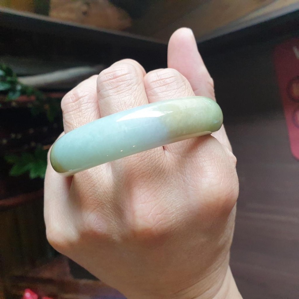 逸品軒~天然緬甸玉A貨-Y578-細糯三彩玉鐲(附亞瑟證書)  寬14.4mm厚7.3mm內徑57.3mm約18.2圍-細節圖2