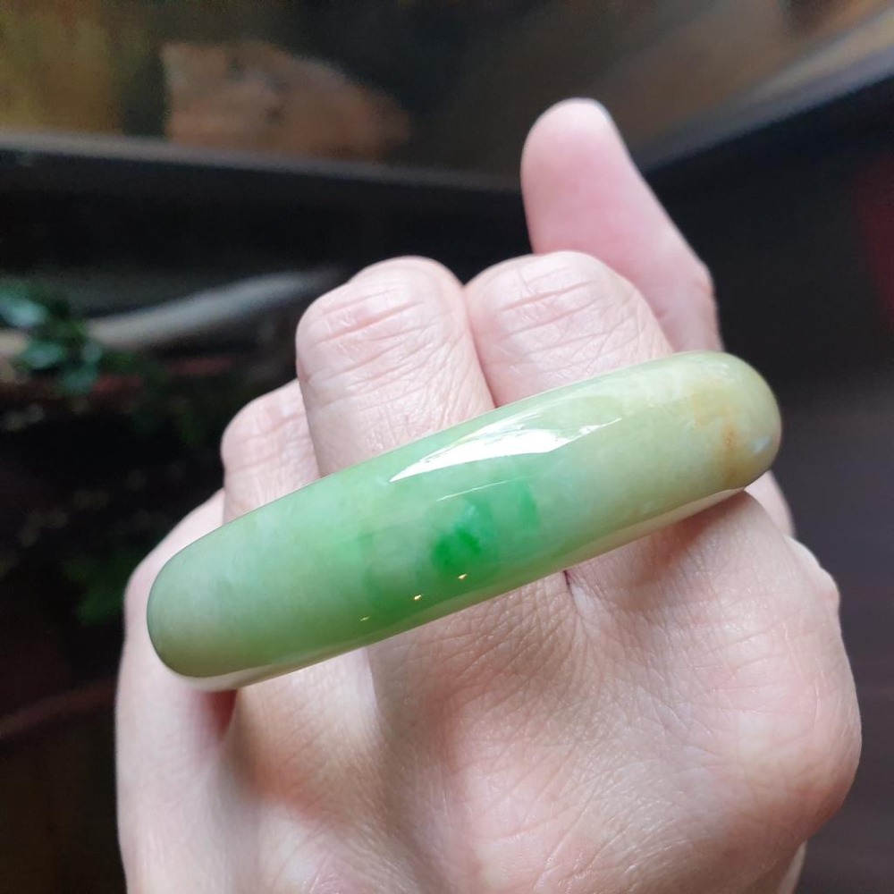 逸品軒~天然緬甸玉A貨-Y578-細糯三彩玉鐲(附亞瑟證書)  寬14.4mm厚7.3mm內徑57.3mm約18.2圍-細節圖6