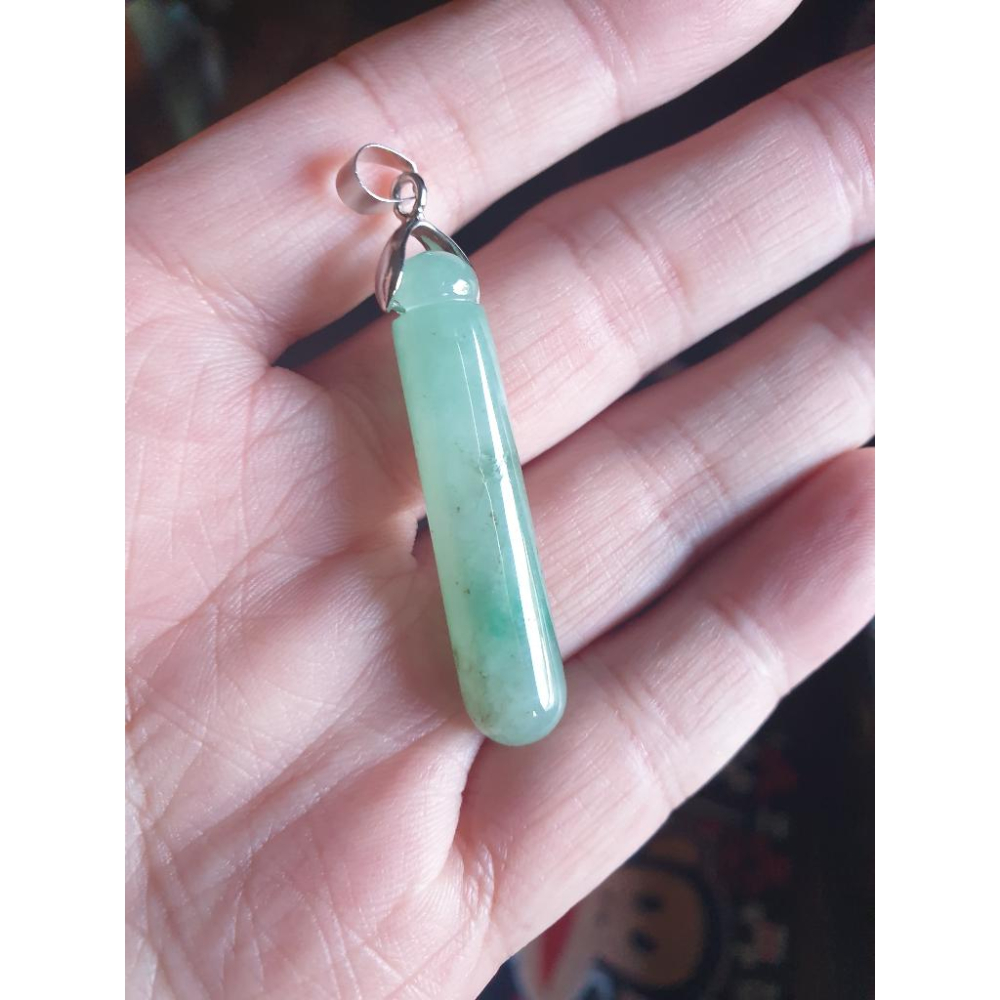 逸品軒~天然緬甸玉A貨-R1827-冰糯淡綠圓管型墜子 長42.9mm厚9mm 水頭好~造型簡約~大方~ 優惠價2500-細節圖2