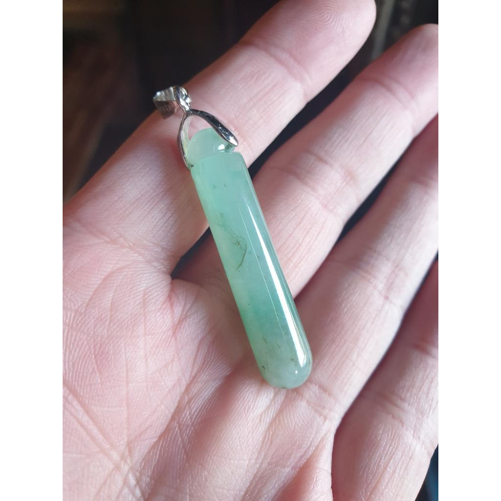 逸品軒~天然緬甸玉A貨-R1827-冰糯淡綠圓管型墜子 長42.9mm厚9mm 水頭好~造型簡約~大方~ 優惠價2500-細節圖4