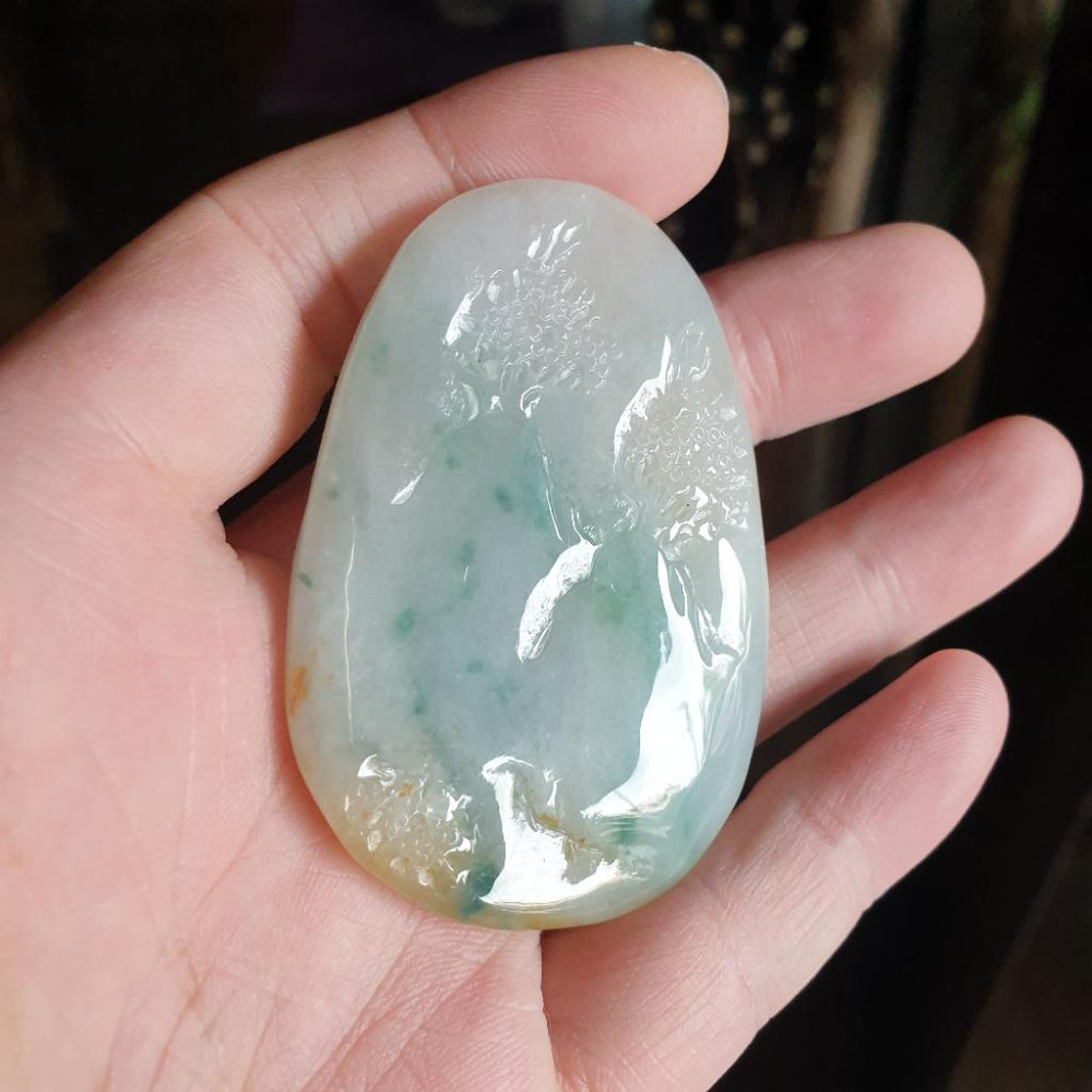 逸品軒~天然緬甸玉A貨-R1789-冰細糯灑金帶飄花山水貴人墜子 長62.6mm寬43.2mm厚11.7mm 水頭好，玉-細節圖2