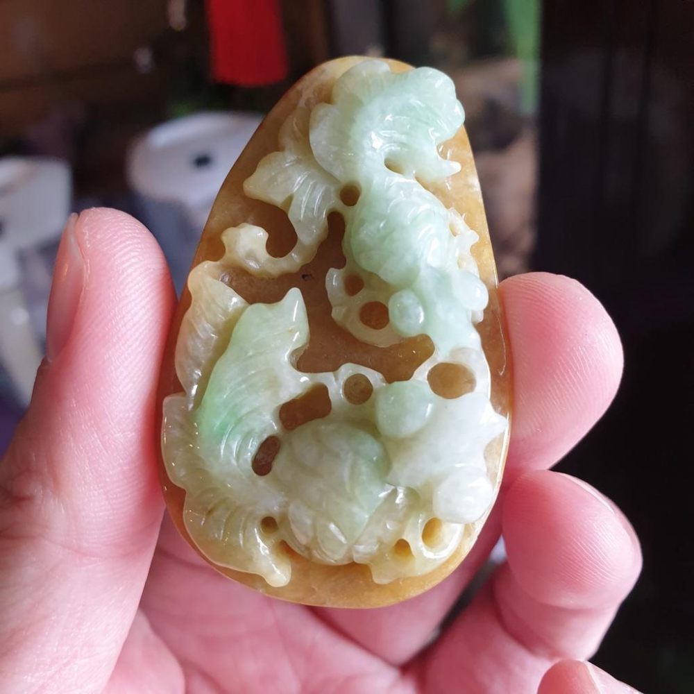 天然緬甸玉A貨-R1608-黃加綠金魚墜子 長57mm寬36.2mm厚12.5mm 顏色漂亮，雕工立體。 翡翠金魚有「和-細節圖2