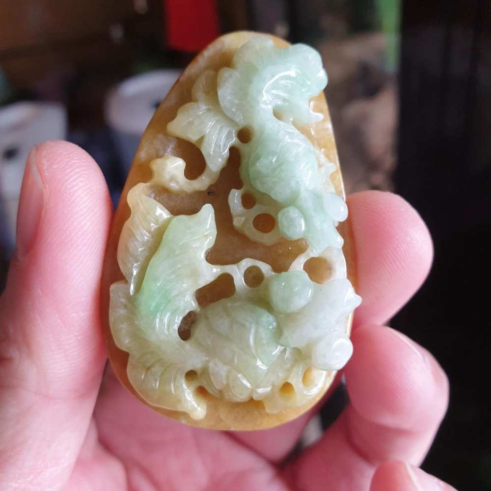 天然緬甸玉A貨-R1608-黃加綠金魚墜子 長57mm寬36.2mm厚12.5mm 顏色漂亮，雕工立體。 翡翠金魚有「和-細節圖3