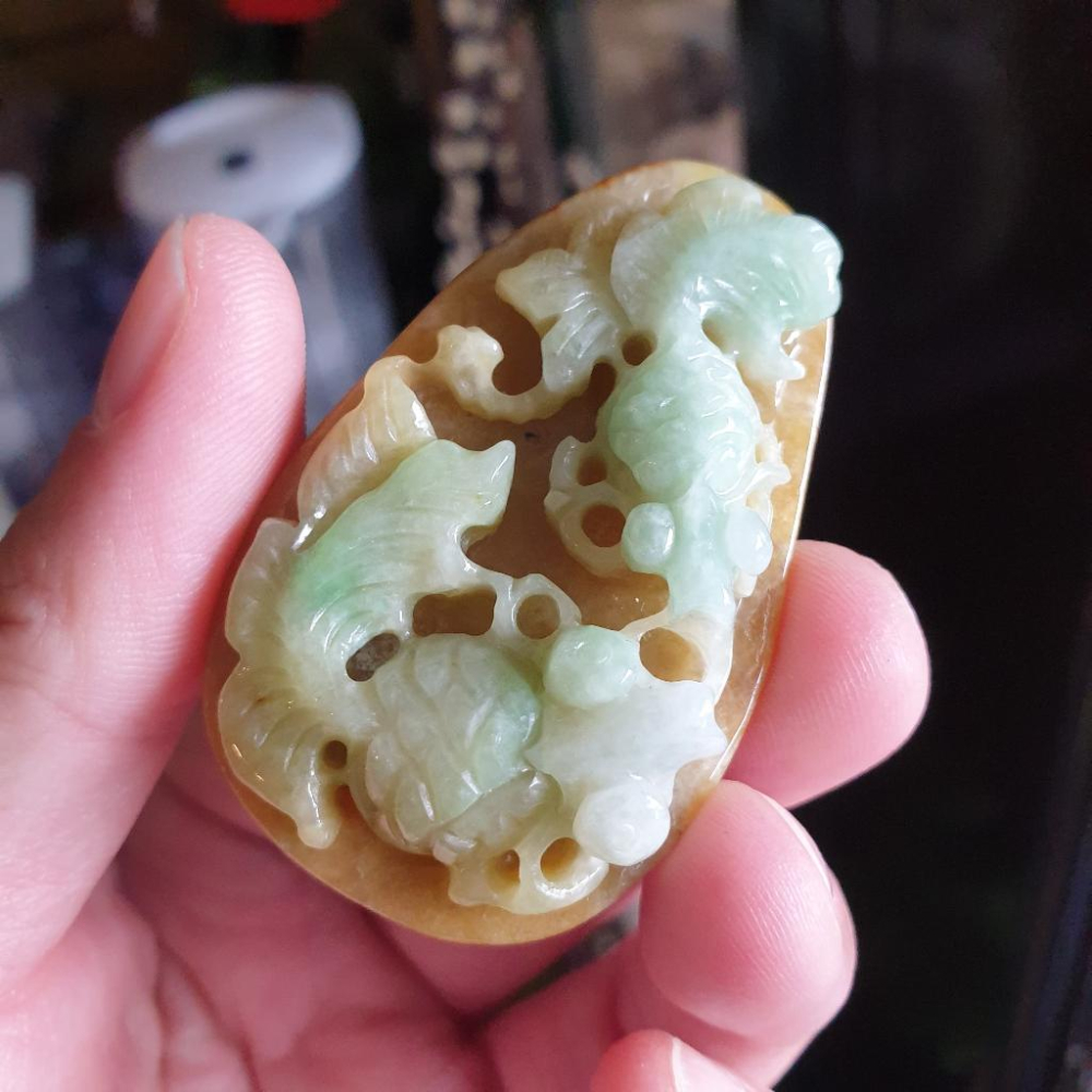 天然緬甸玉A貨-R1608-黃加綠金魚墜子 長57mm寬36.2mm厚12.5mm 顏色漂亮，雕工立體。 翡翠金魚有「和-細節圖4