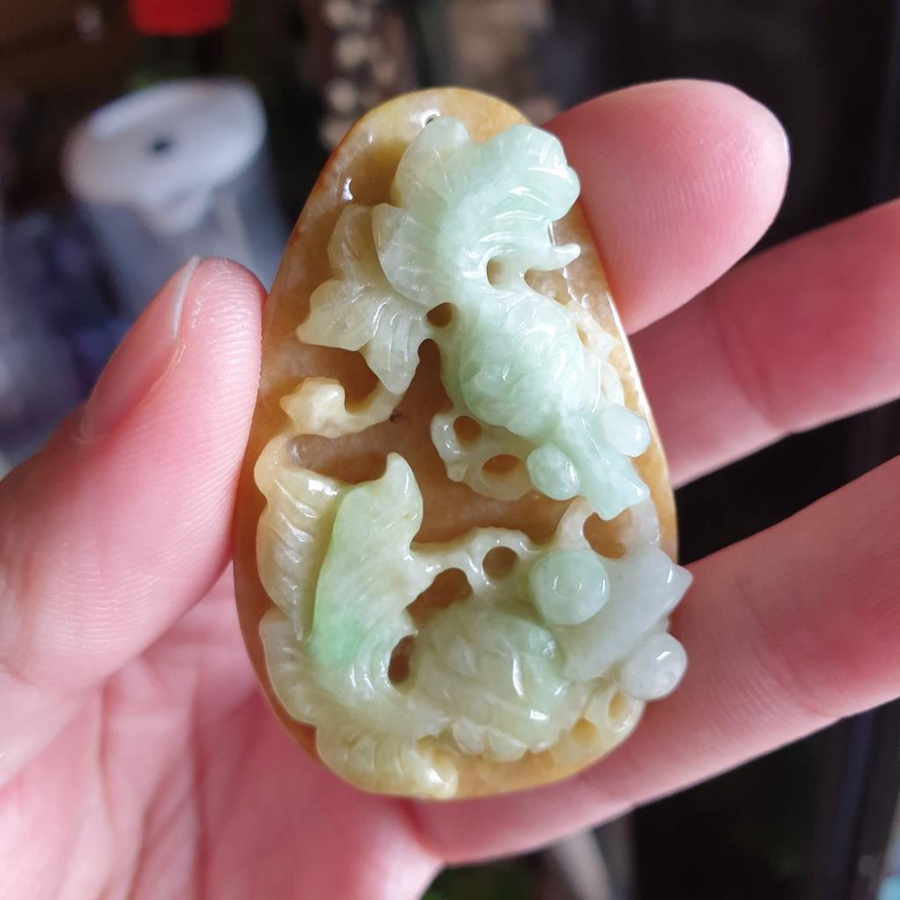 天然緬甸玉A貨-R1608-黃加綠金魚墜子 長57mm寬36.2mm厚12.5mm 顏色漂亮，雕工立體。 翡翠金魚有「和-細節圖5