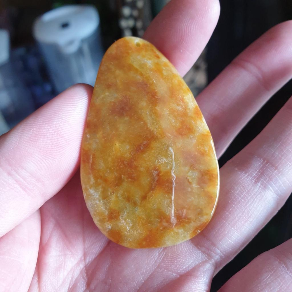 天然緬甸玉A貨-R1608-黃加綠金魚墜子 長57mm寬36.2mm厚12.5mm 顏色漂亮，雕工立體。 翡翠金魚有「和-細節圖6