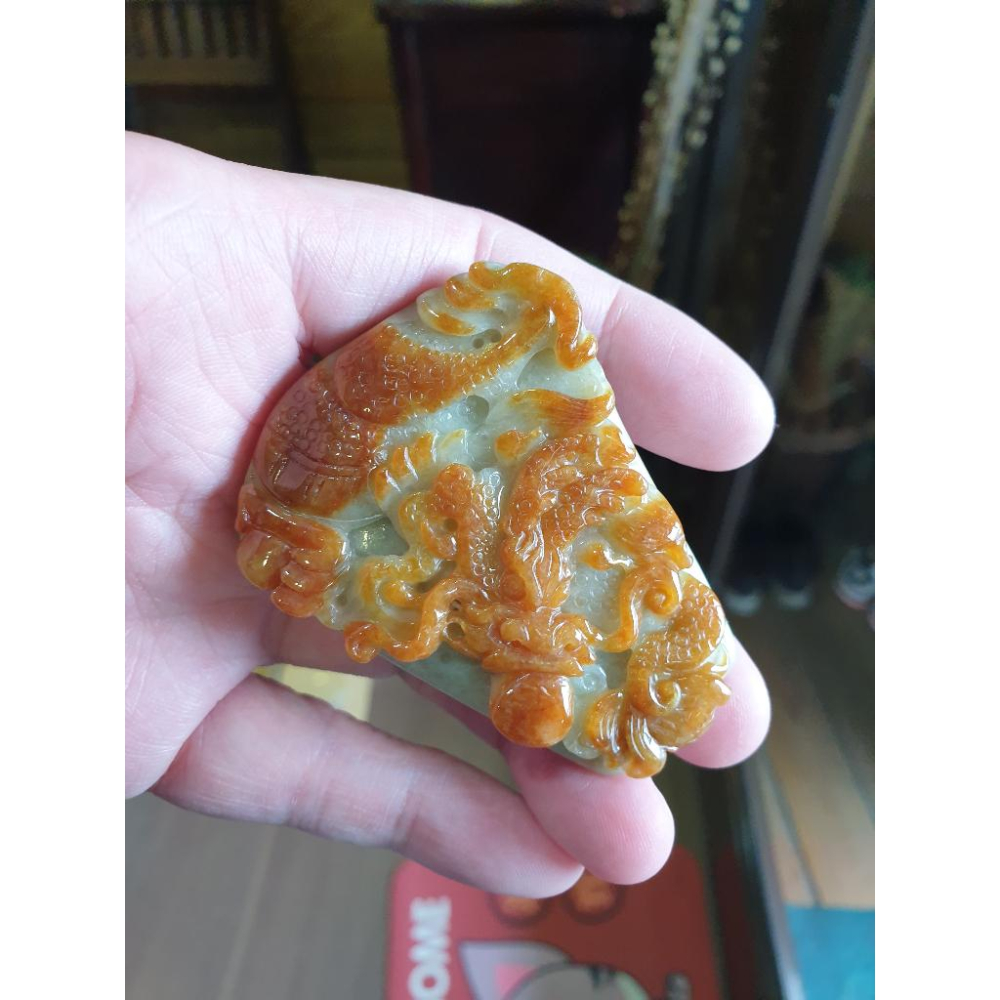 逸品軒~天然緬甸玉A貨-R1855-紅黃翡龍墜子 長63mm寬44.7mm厚14.6mm 顏色漂亮~手工雕刻 龍是權勢-細節圖2