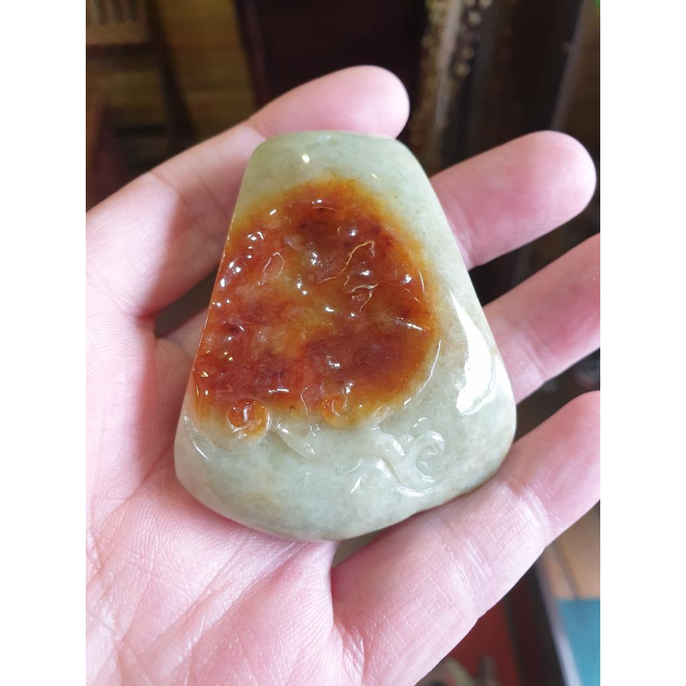 逸品軒~天然緬甸玉A貨-R1855-紅黃翡龍墜子 長63mm寬44.7mm厚14.6mm 顏色漂亮~手工雕刻 龍是權勢-細節圖3