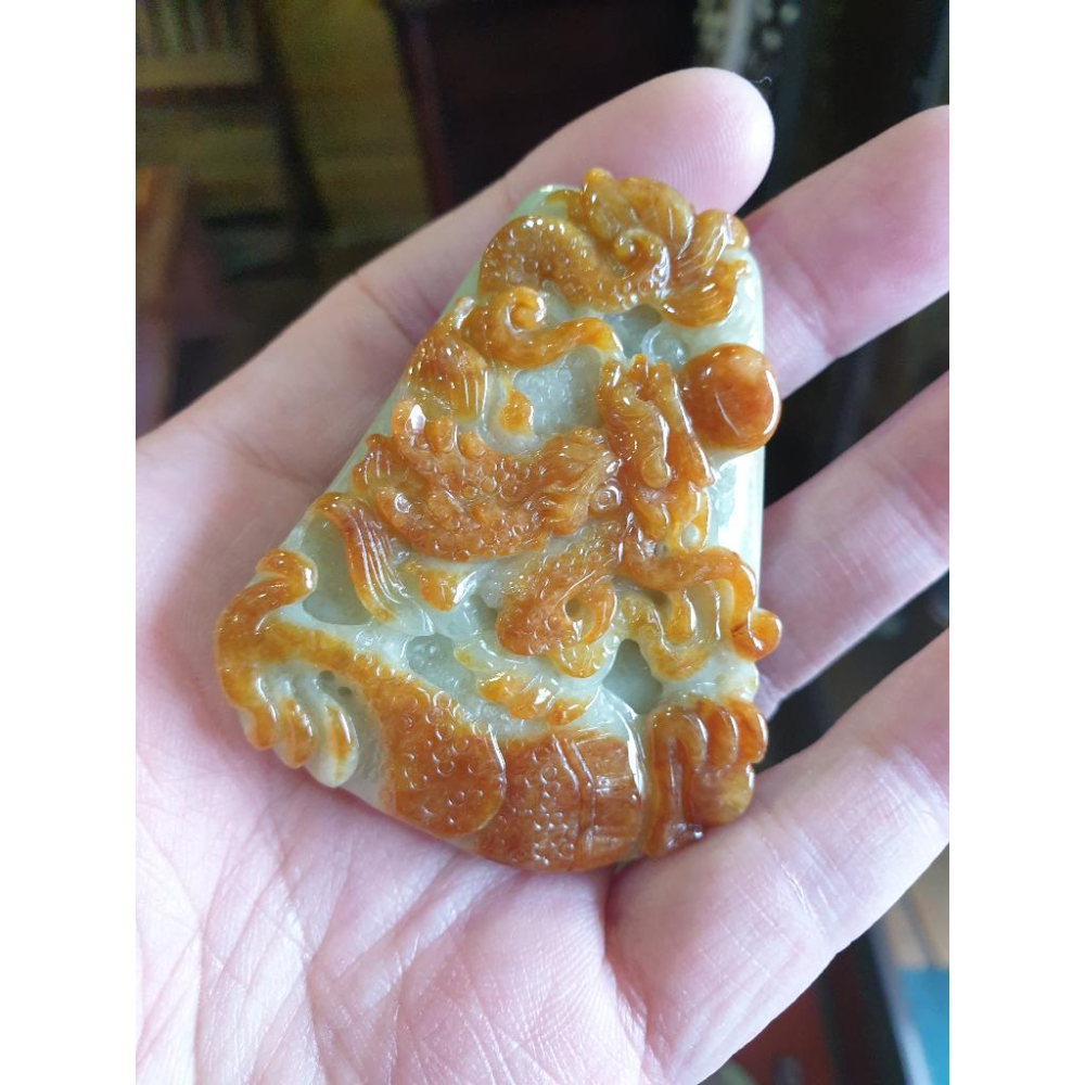 逸品軒~天然緬甸玉A貨-R1855-紅黃翡龍墜子 長63mm寬44.7mm厚14.6mm 顏色漂亮~手工雕刻 龍是權勢-細節圖4