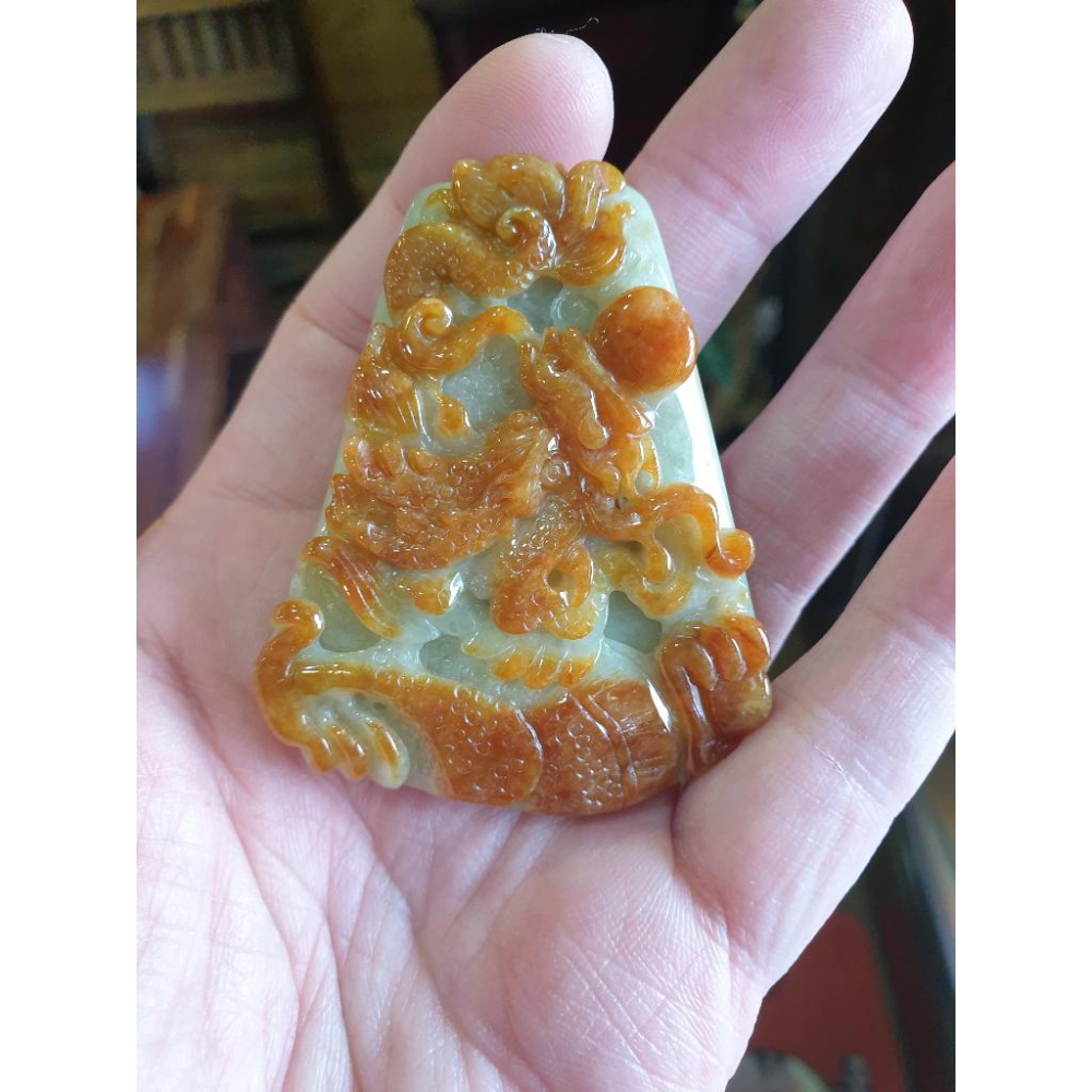 逸品軒~天然緬甸玉A貨-R1855-紅黃翡龍墜子 長63mm寬44.7mm厚14.6mm 顏色漂亮~手工雕刻 龍是權勢-細節圖5