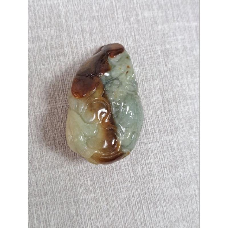 逸品軒～天然緬甸玉A貨-Z5895-雙色招財墜子長52.1mm寬30.7mm厚17.7mm💰特價1880元☘️雕工精細立-細節圖2