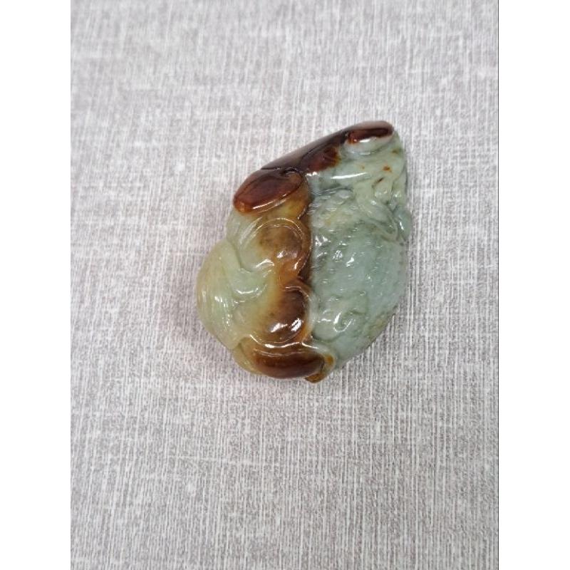 逸品軒～天然緬甸玉A貨-Z5895-雙色招財墜子長52.1mm寬30.7mm厚17.7mm💰特價1880元☘️雕工精細立-細節圖4