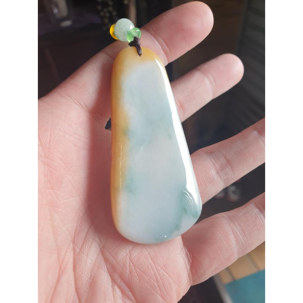 逸品軒~天然緬甸玉A貨-R1879-細糯黃翡帶飄花山水貴人墜子 長70.3mm寬34.3mm厚7.2mm 玉質細膩、水頭-細節圖2