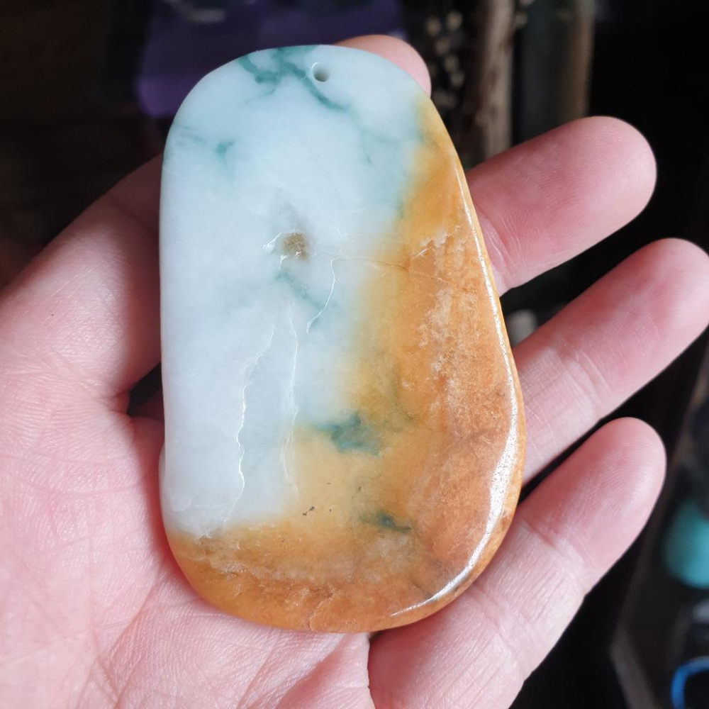 逸品軒~天然緬甸玉A貨-R1903-黃翡飄花山水貴人墜子 長74mm寬47.2mm厚10.2mm 顏色漂亮，黃翡處較乾。-細節圖2