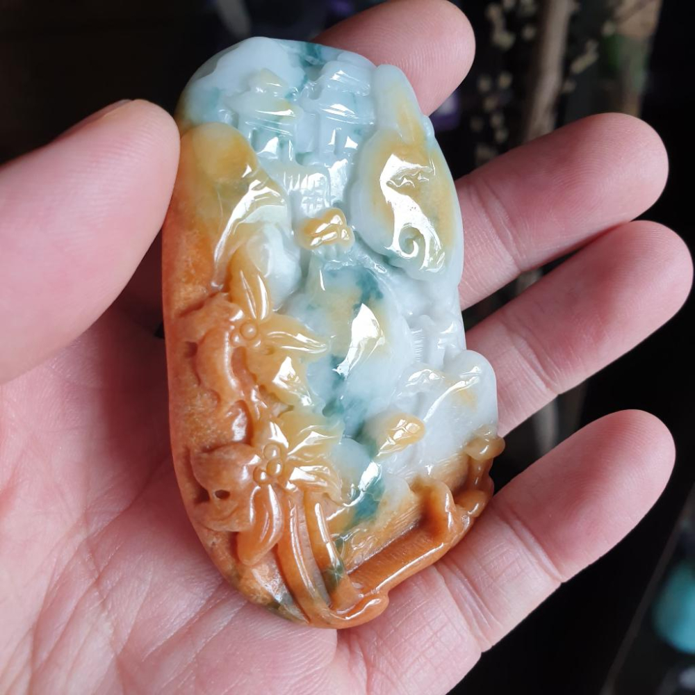 逸品軒~天然緬甸玉A貨-R1903-黃翡飄花山水貴人墜子 長74mm寬47.2mm厚10.2mm 顏色漂亮，黃翡處較乾。-細節圖3