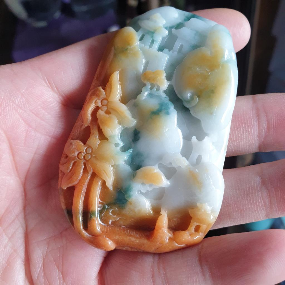 逸品軒~天然緬甸玉A貨-R1903-黃翡飄花山水貴人墜子 長74mm寬47.2mm厚10.2mm 顏色漂亮，黃翡處較乾。-細節圖4