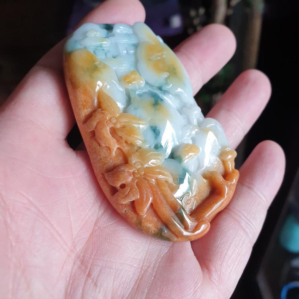 逸品軒~天然緬甸玉A貨-R1903-黃翡飄花山水貴人墜子 長74mm寬47.2mm厚10.2mm 顏色漂亮，黃翡處較乾。-細節圖5