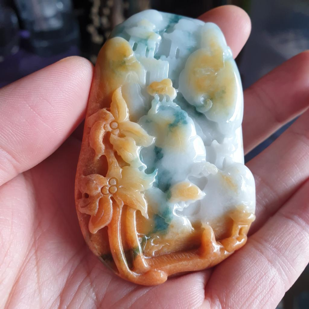 逸品軒~天然緬甸玉A貨-R1903-黃翡飄花山水貴人墜子 長74mm寬47.2mm厚10.2mm 顏色漂亮，黃翡處較乾。-細節圖6