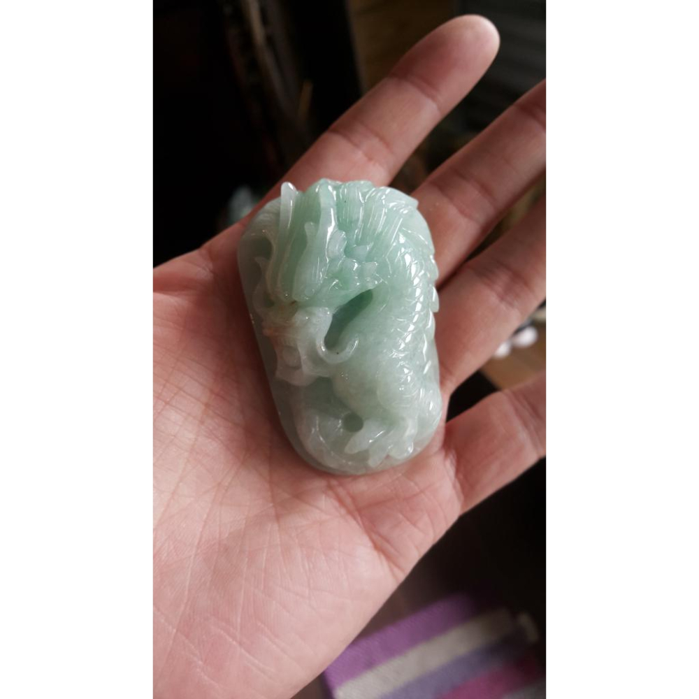 逸品軒~天然緬甸玉A貨-R1846-細糯龍牌墜子 長63.2mm寬43.5mm厚22mm 青綠底色,雕工精細,料子大塊厚-細節圖2