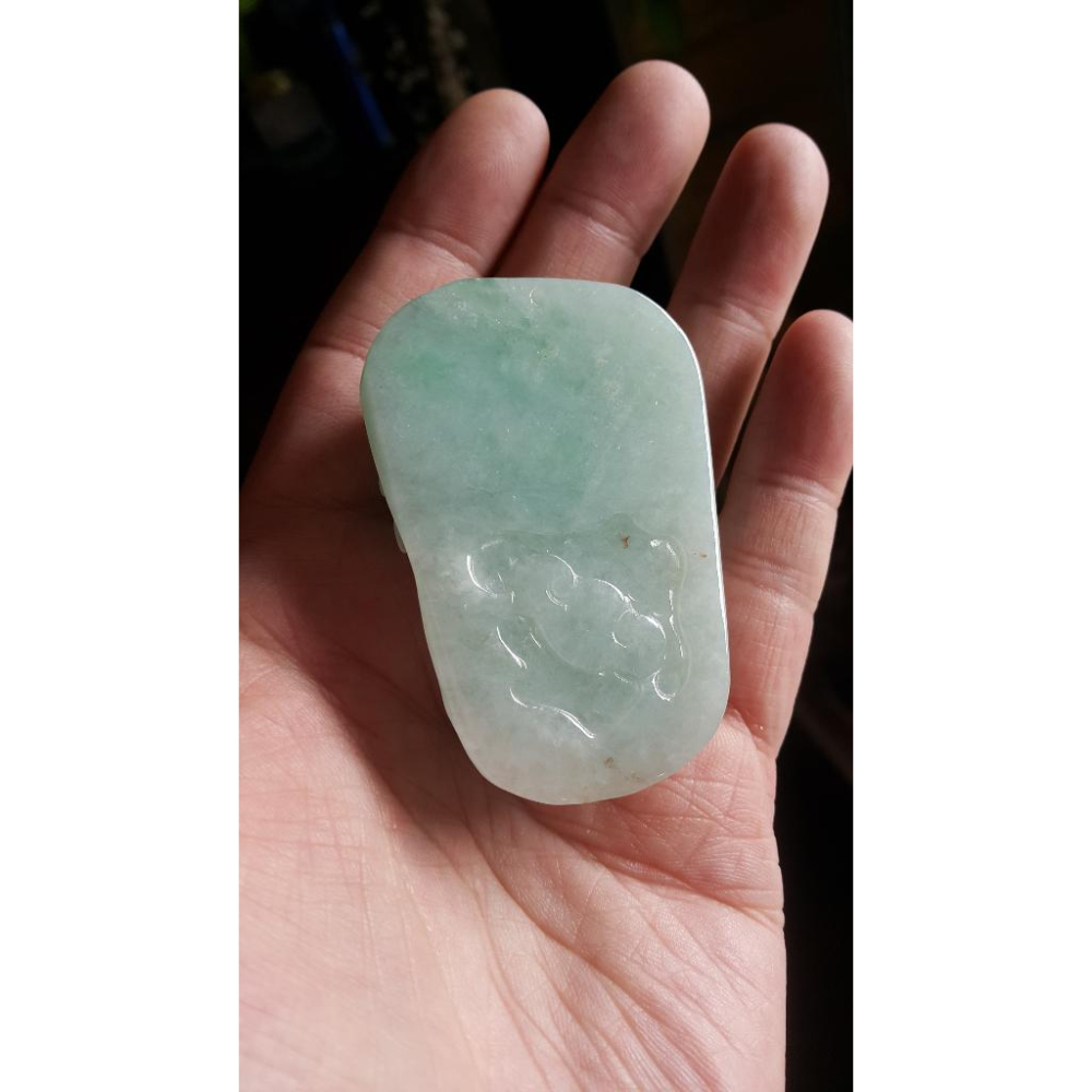 逸品軒~天然緬甸玉A貨-R1846-細糯龍牌墜子 長63.2mm寬43.5mm厚22mm 青綠底色,雕工精細,料子大塊厚-細節圖3