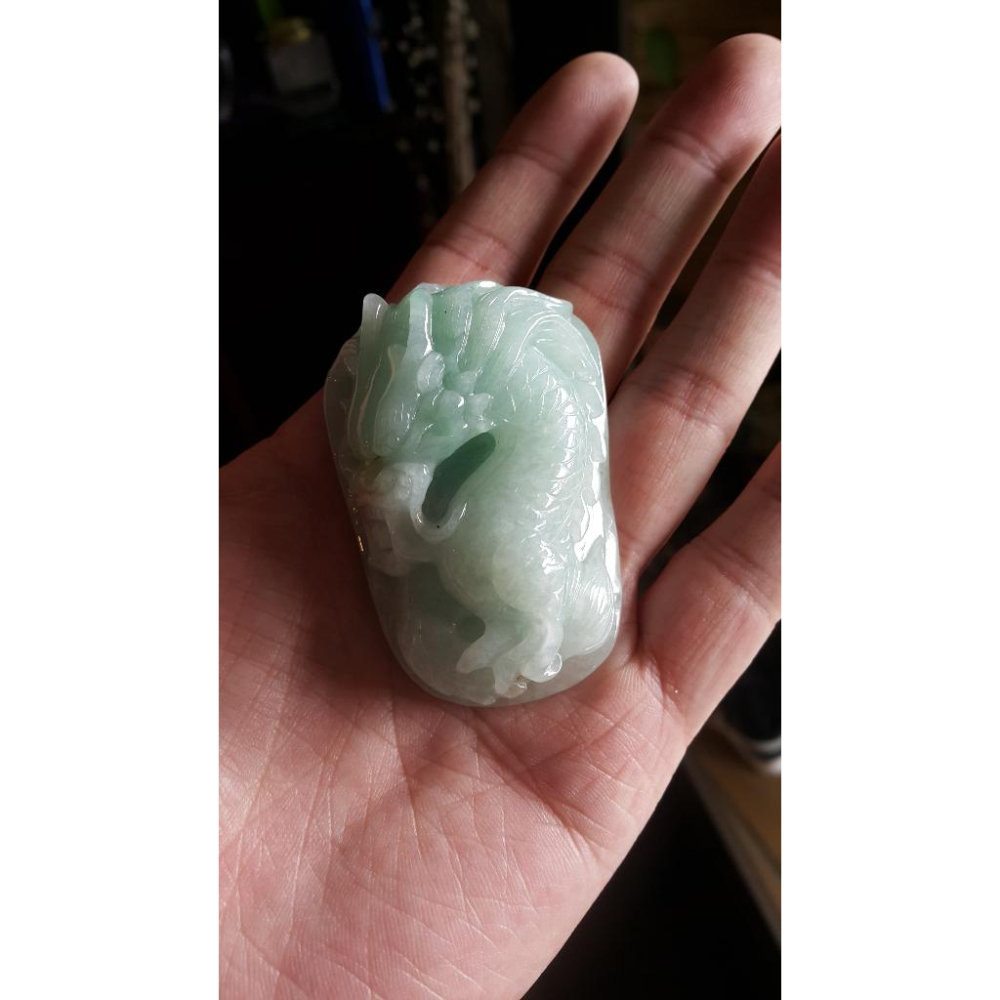 逸品軒~天然緬甸玉A貨-R1846-細糯龍牌墜子 長63.2mm寬43.5mm厚22mm 青綠底色,雕工精細,料子大塊厚-細節圖4