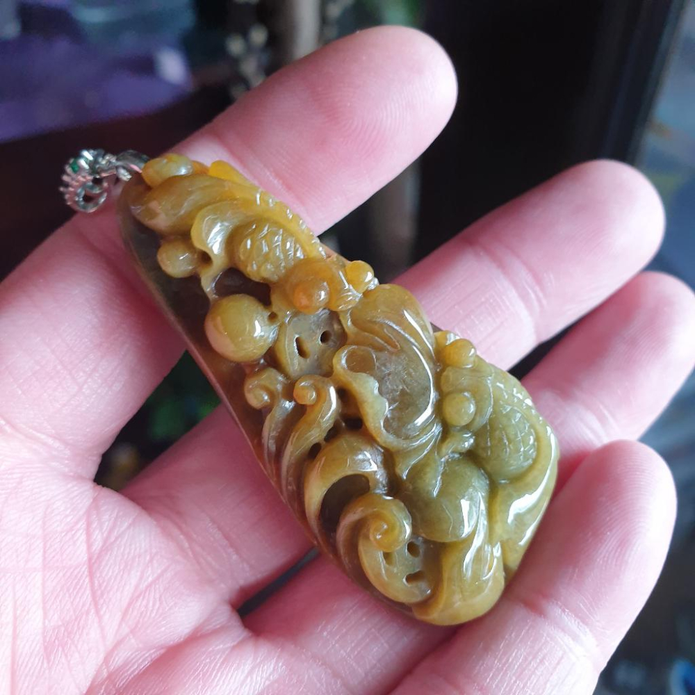 逸品軒~天然緬甸玉A貨-R1661-黃翡荷葉鯉魚墜子 長59.7mm寬28.5mm厚13.1mm 雕工精細。附925銀扣-細節圖2