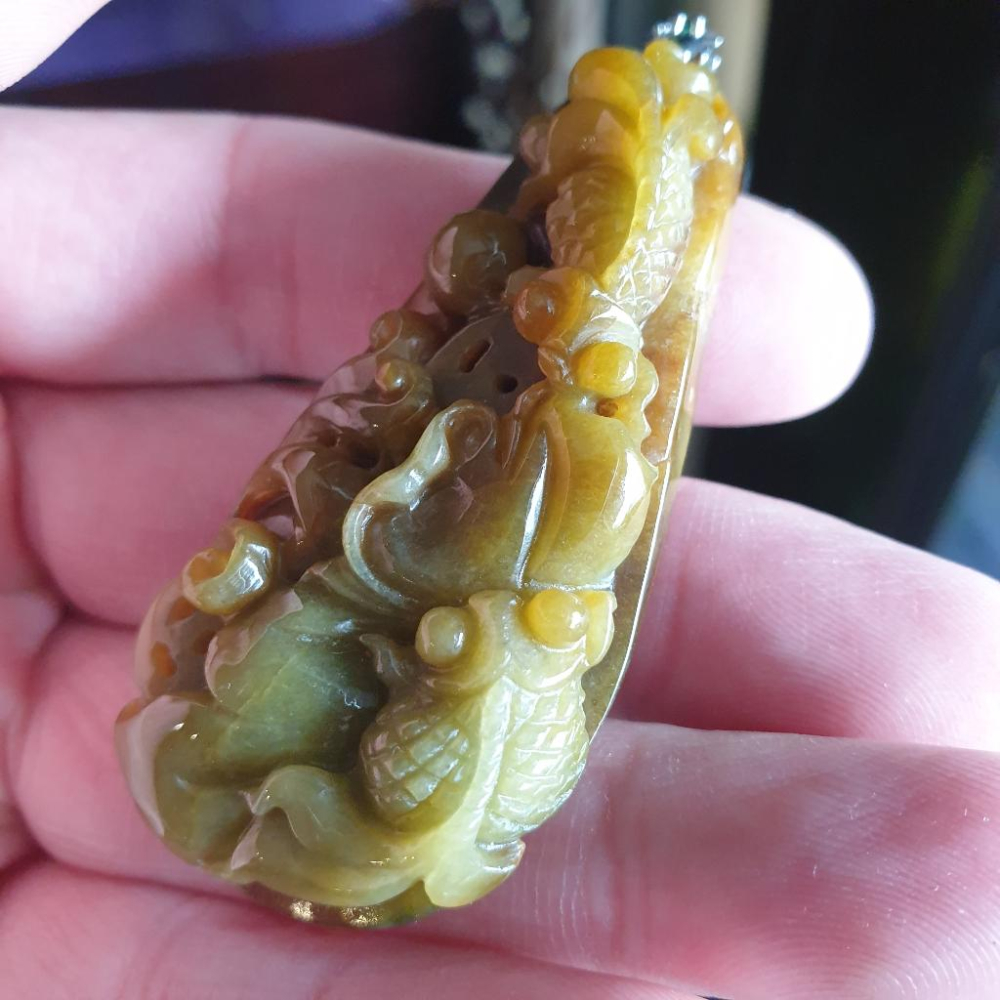逸品軒~天然緬甸玉A貨-R1661-黃翡荷葉鯉魚墜子 長59.7mm寬28.5mm厚13.1mm 雕工精細。附925銀扣-細節圖3