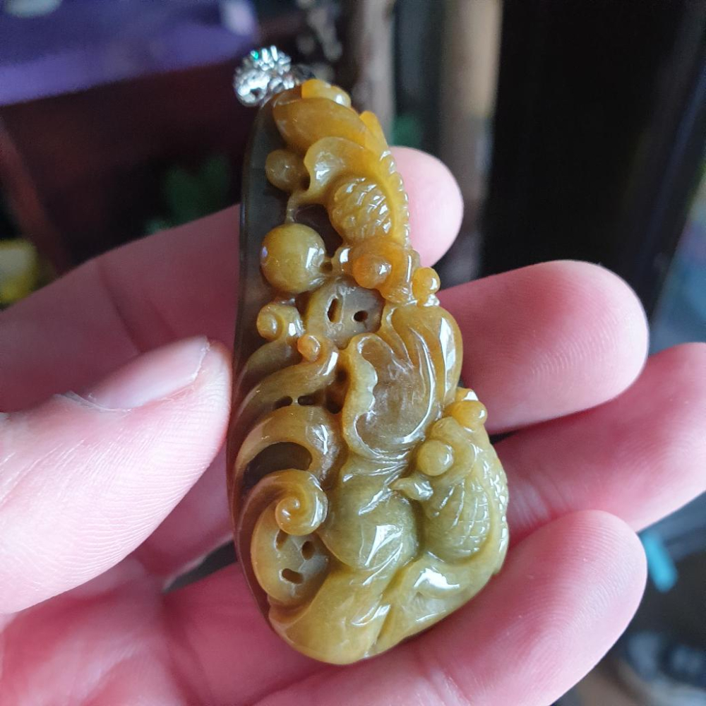 逸品軒~天然緬甸玉A貨-R1661-黃翡荷葉鯉魚墜子 長59.7mm寬28.5mm厚13.1mm 雕工精細。附925銀扣-細節圖4