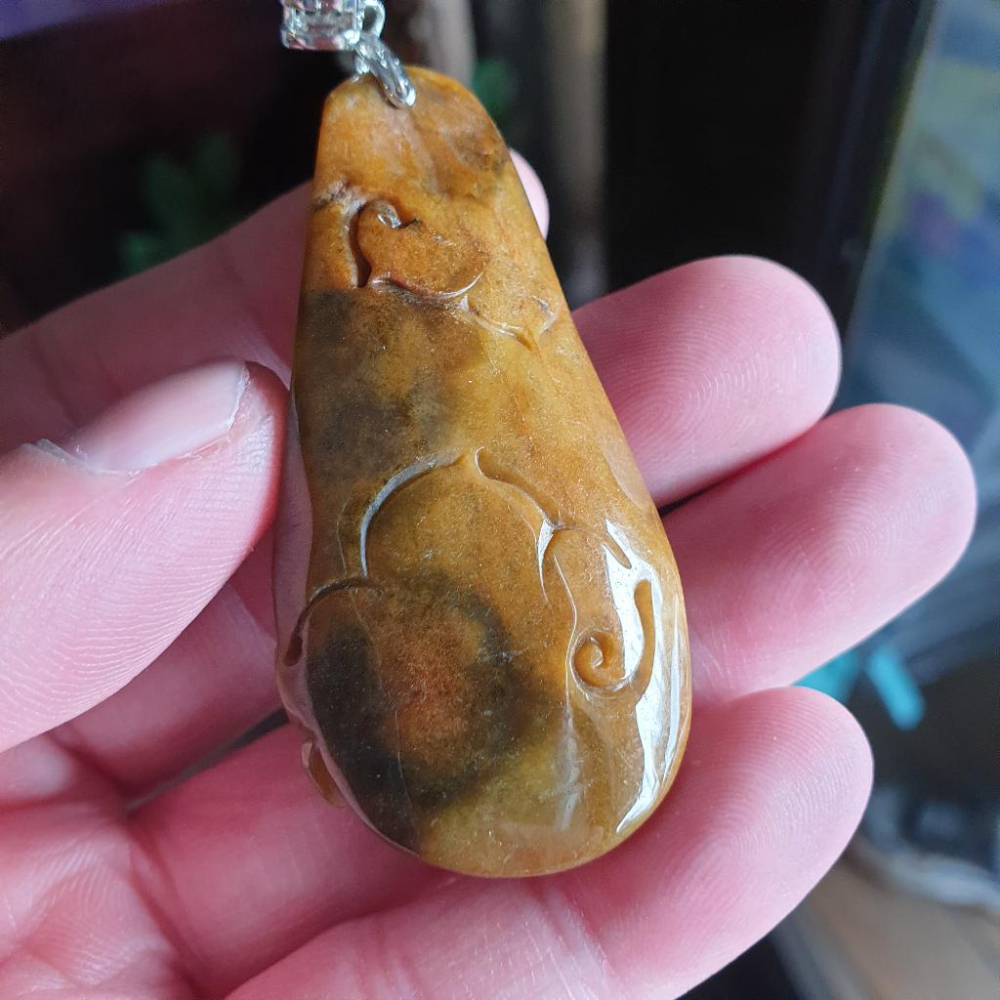 逸品軒~天然緬甸玉A貨-R1661-黃翡荷葉鯉魚墜子 長59.7mm寬28.5mm厚13.1mm 雕工精細。附925銀扣-細節圖5