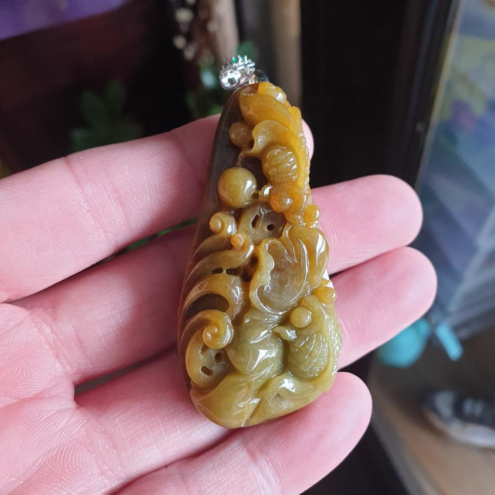 逸品軒~天然緬甸玉A貨-R1661-黃翡荷葉鯉魚墜子 長59.7mm寬28.5mm厚13.1mm 雕工精細。附925銀扣-細節圖6