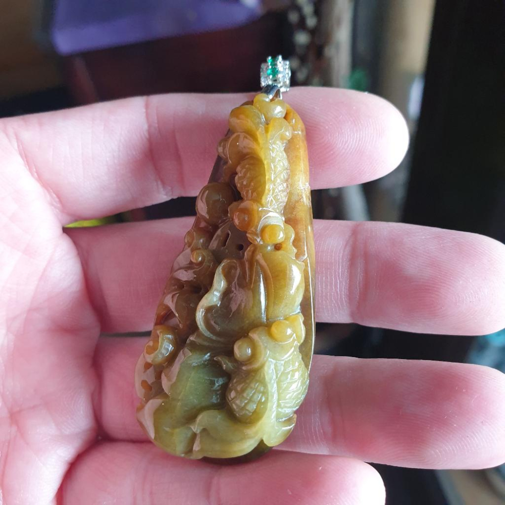 逸品軒~天然緬甸玉A貨-R1661-黃翡荷葉鯉魚墜子 長59.7mm寬28.5mm厚13.1mm 雕工精細。附925銀扣-細節圖7