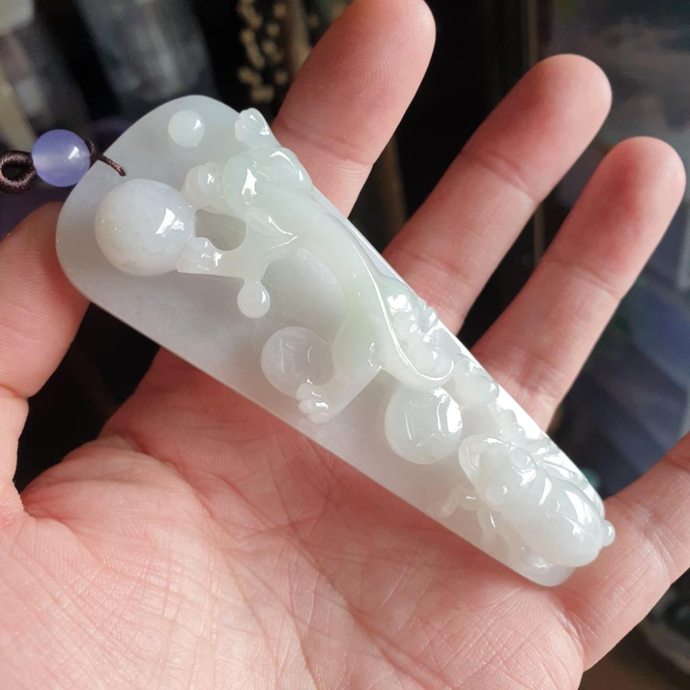 逸品軒~天然緬甸玉A貨-R1653-冰細糯富甲天下手把件 長98.7mm寬35.3mm厚18.5mm 玉質細膩，雕工立體-細節圖2