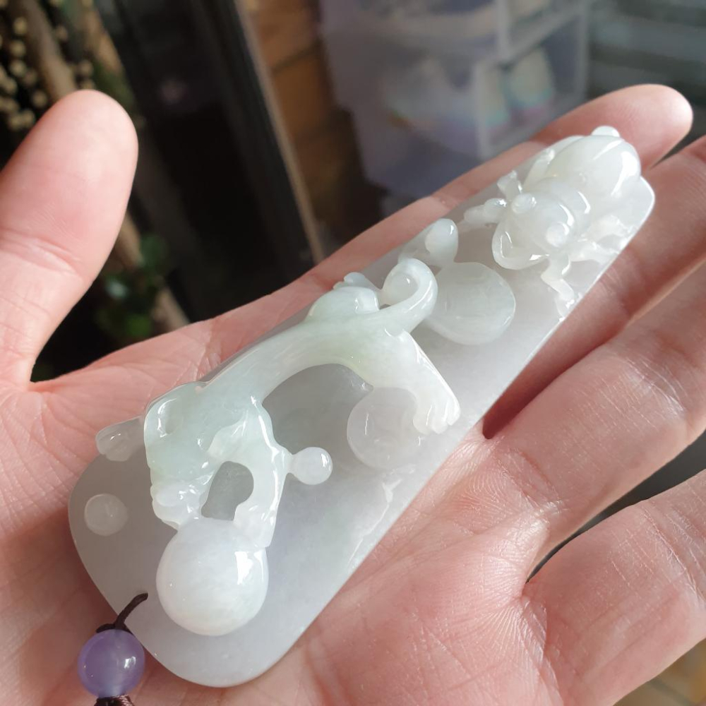 逸品軒~天然緬甸玉A貨-R1653-冰細糯富甲天下手把件 長98.7mm寬35.3mm厚18.5mm 玉質細膩，雕工立體-細節圖5