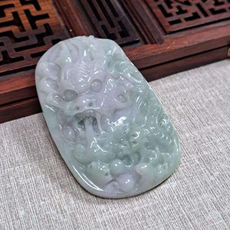 逸品軒～天然緬甸玉A貨-Z5246-春彩龍墜子長59.6mm寬38.9mm厚12.3mm💰特價2680元🐉自古龍是九五-細節圖2