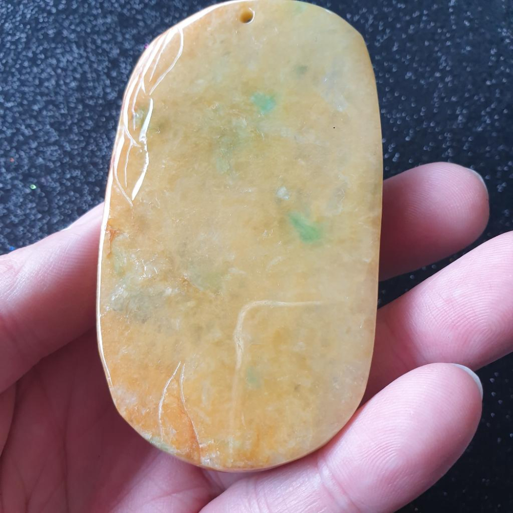 逸品軒~天然緬甸玉A貨-R1892-黃加綠山水貴人手把件 長82.4mm寬45.5mm厚28.4mm 顏色鮮艷漂亮，雕工-細節圖2