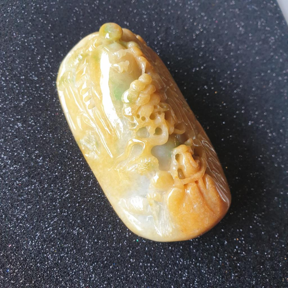 逸品軒~天然緬甸玉A貨-R1892-黃加綠山水貴人手把件 長82.4mm寬45.5mm厚28.4mm 顏色鮮艷漂亮，雕工-細節圖3