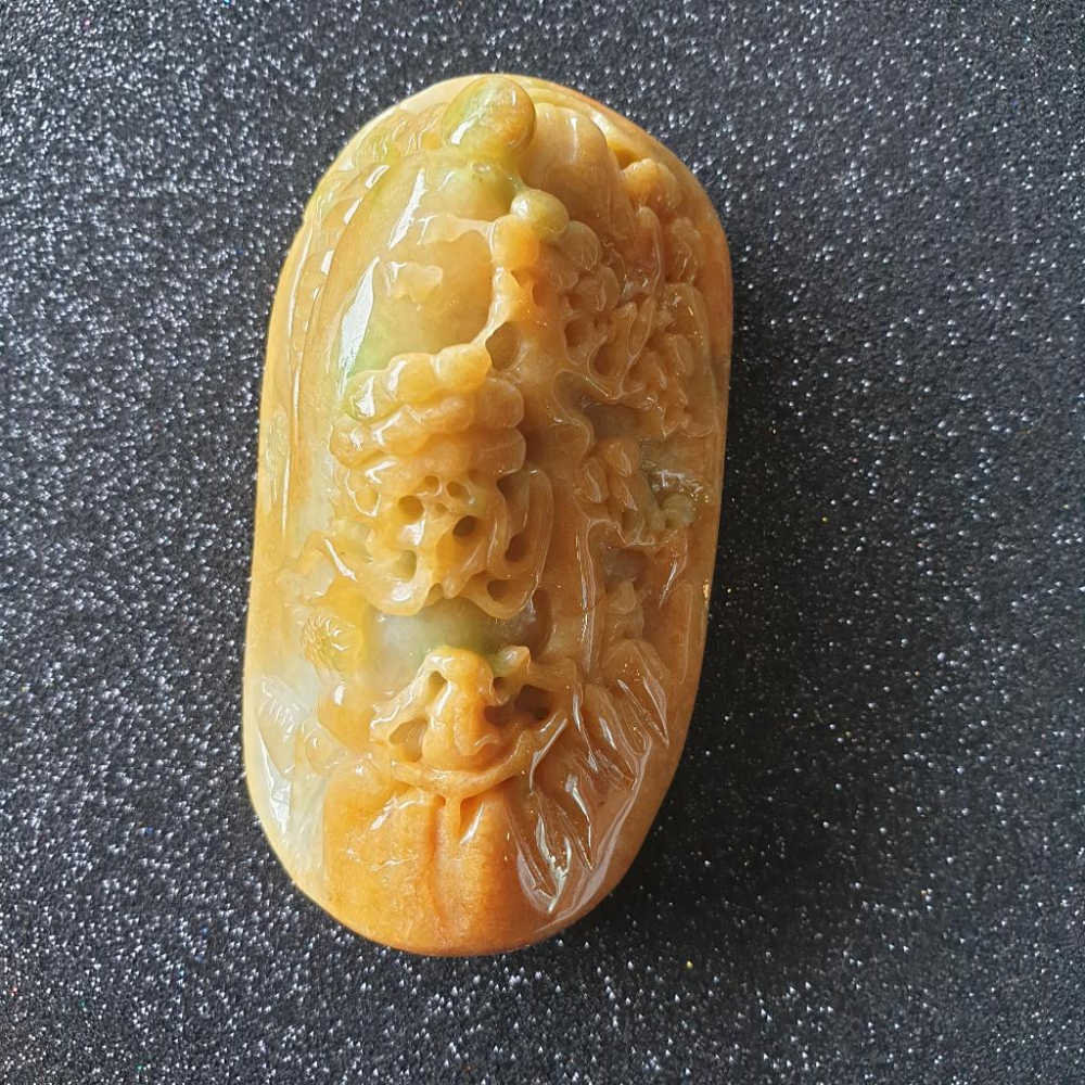 逸品軒~天然緬甸玉A貨-R1892-黃加綠山水貴人手把件 長82.4mm寬45.5mm厚28.4mm 顏色鮮艷漂亮，雕工-細節圖4