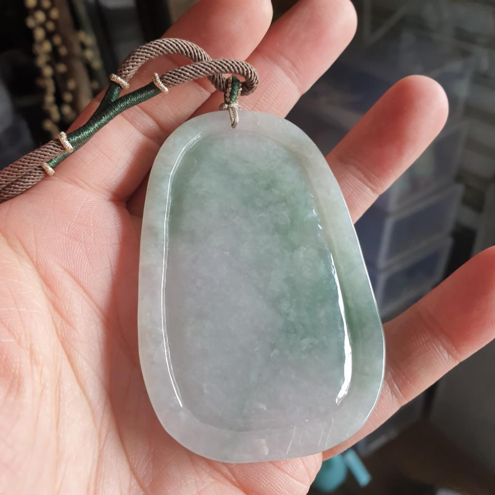 逸品軒~天然緬甸玉A貨-R1747-飄花山水貴人墜子(附陸證) 長76.8mm寬49.8mm厚10.7mm 顏色清爽。-細節圖2