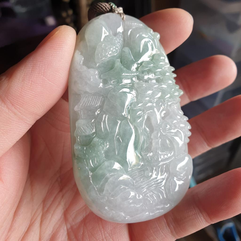 逸品軒~天然緬甸玉A貨-R1747-飄花山水貴人墜子(附陸證) 長76.8mm寬49.8mm厚10.7mm 顏色清爽。-細節圖3