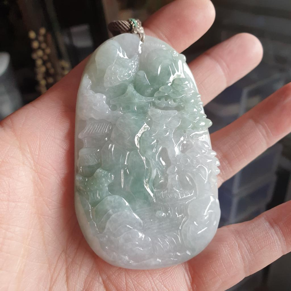 逸品軒~天然緬甸玉A貨-R1747-飄花山水貴人墜子(附陸證) 長76.8mm寬49.8mm厚10.7mm 顏色清爽。-細節圖4