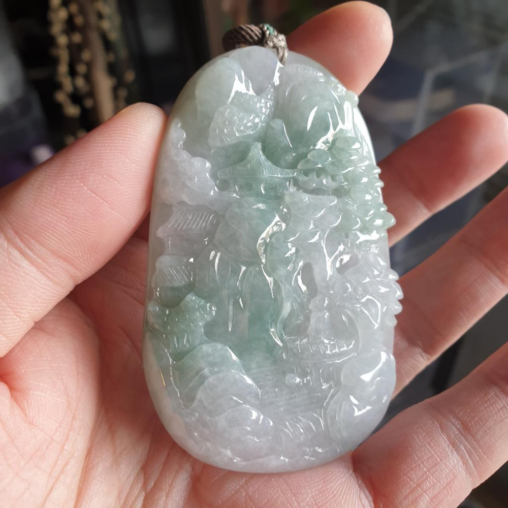 逸品軒~天然緬甸玉A貨-R1747-飄花山水貴人墜子(附陸證) 長76.8mm寬49.8mm厚10.7mm 顏色清爽。-細節圖5