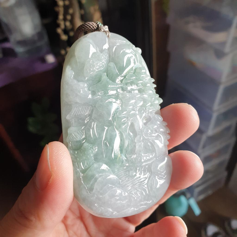 逸品軒~天然緬甸玉A貨-R1747-飄花山水貴人墜子(附陸證) 長76.8mm寬49.8mm厚10.7mm 顏色清爽。-細節圖7