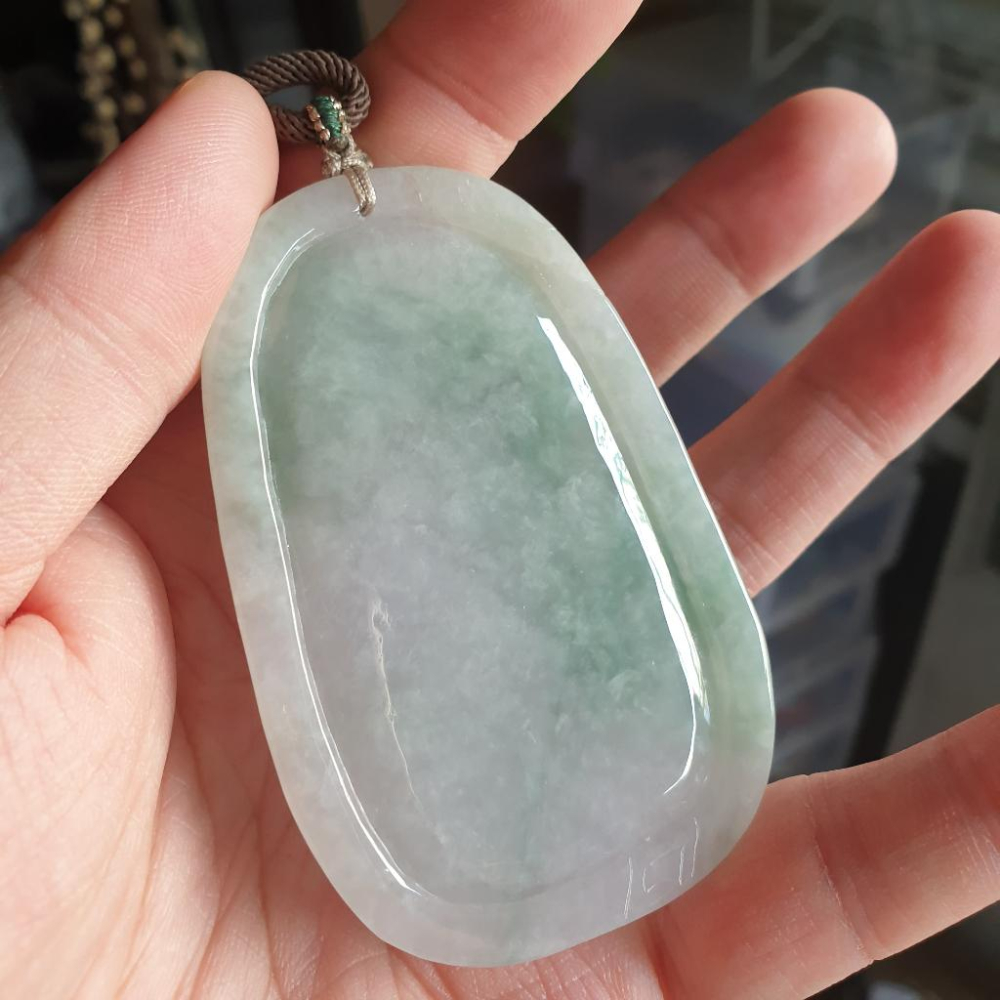 逸品軒~天然緬甸玉A貨-R1747-飄花山水貴人墜子(附陸證) 長76.8mm寬49.8mm厚10.7mm 顏色清爽。-細節圖8