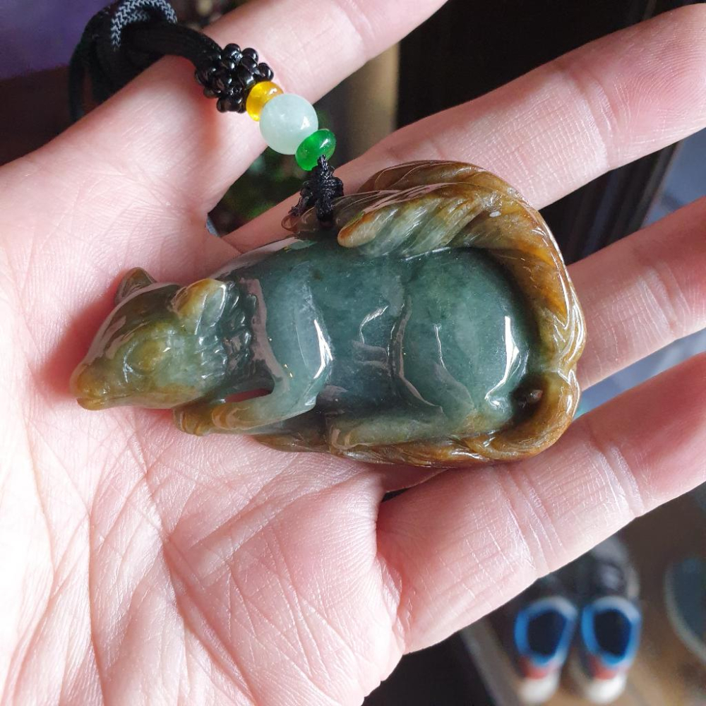 逸品軒~天然緬甸玉A貨-R1902-雙色九尾狐墜子 長63.5mm寬41.2mm厚17.5mm 巧色巧雕，顏色特別。 九-細節圖2