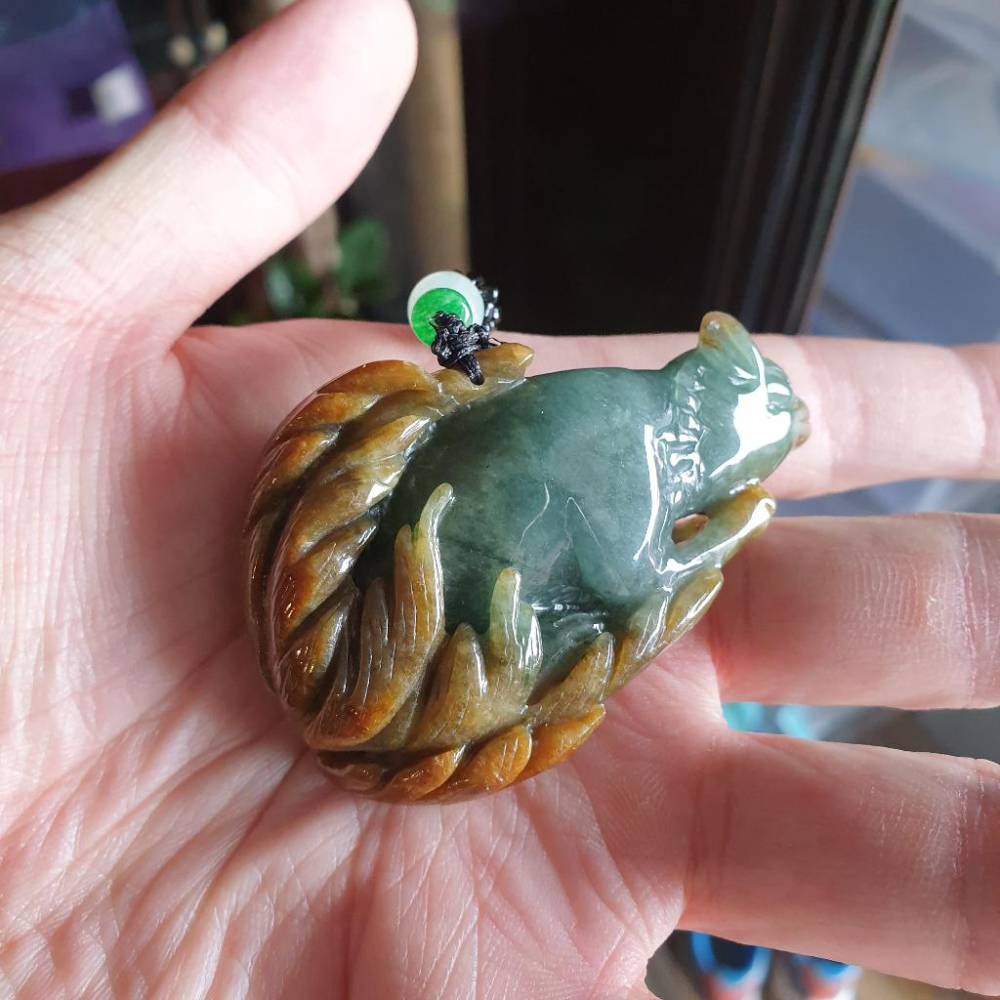 逸品軒~天然緬甸玉A貨-R1902-雙色九尾狐墜子 長63.5mm寬41.2mm厚17.5mm 巧色巧雕，顏色特別。 九-細節圖3