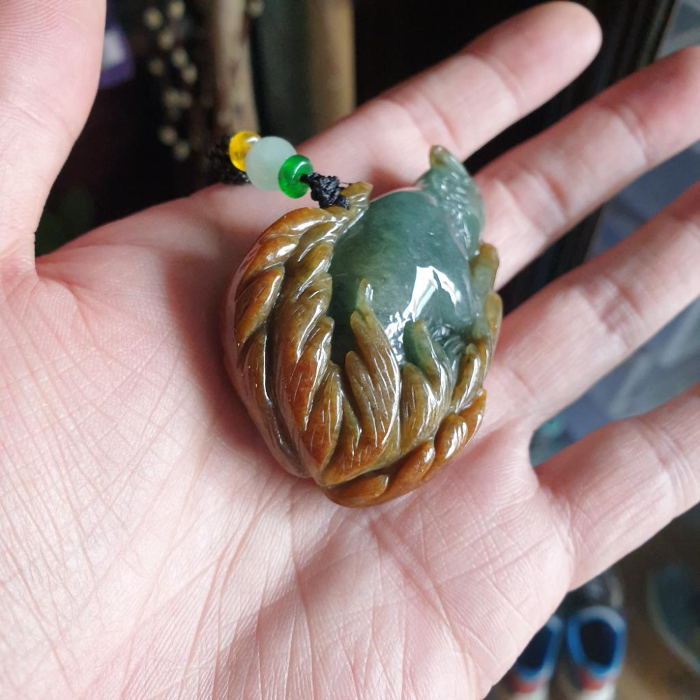 逸品軒~天然緬甸玉A貨-R1902-雙色九尾狐墜子 長63.5mm寬41.2mm厚17.5mm 巧色巧雕，顏色特別。 九-細節圖4